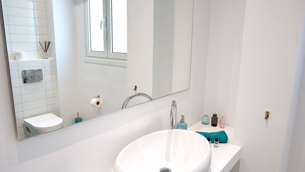 Minimal Fresh Apartment in Athens photo 4