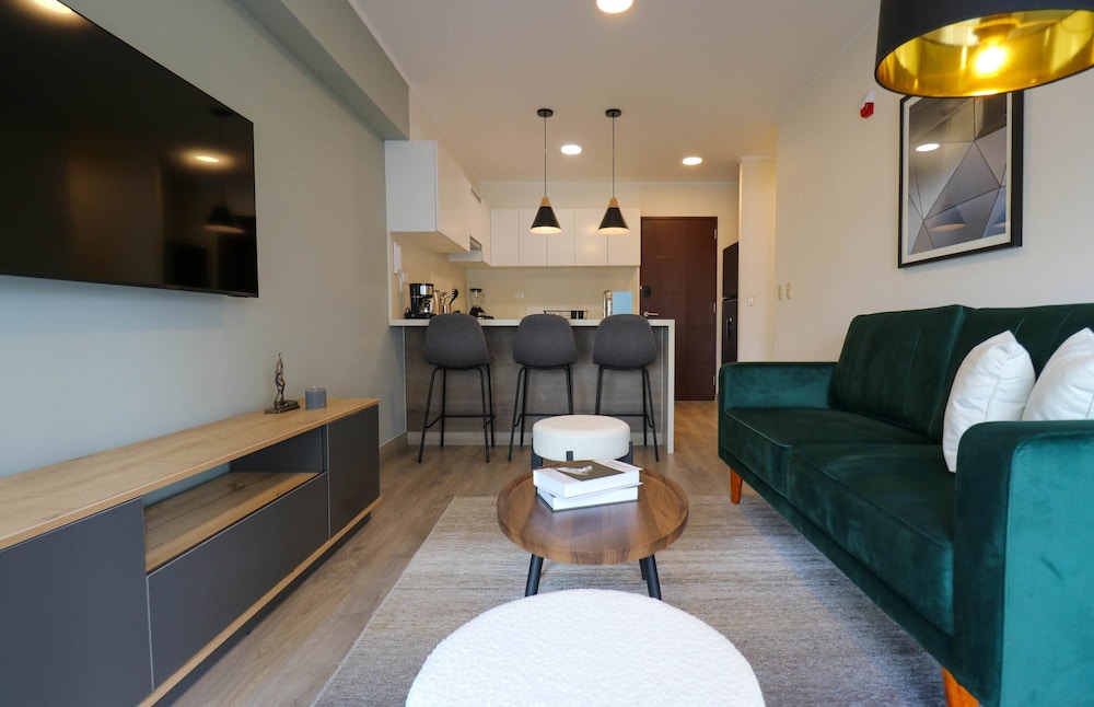w Grandiose 1BR w Great Balcony in San Isidro