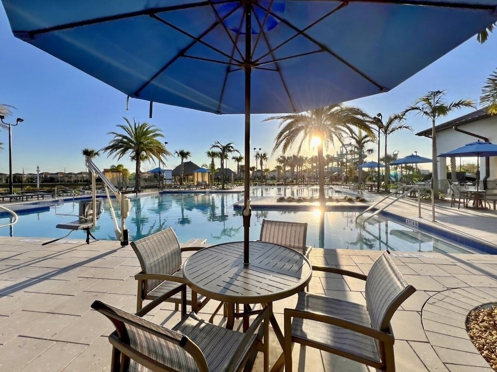 Stunning 4 Bed Townhome With Splash Pool-1160ks 4 Bedroom Townhouse