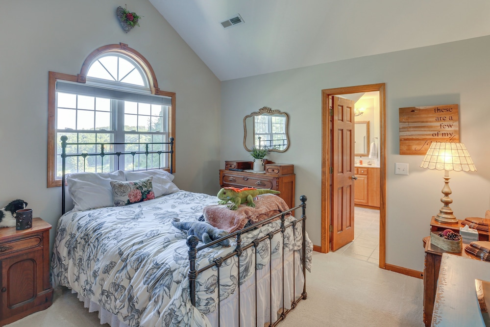 Golf, Hike & Explore: Blue Ridge Mtn Haven w/ Deck
