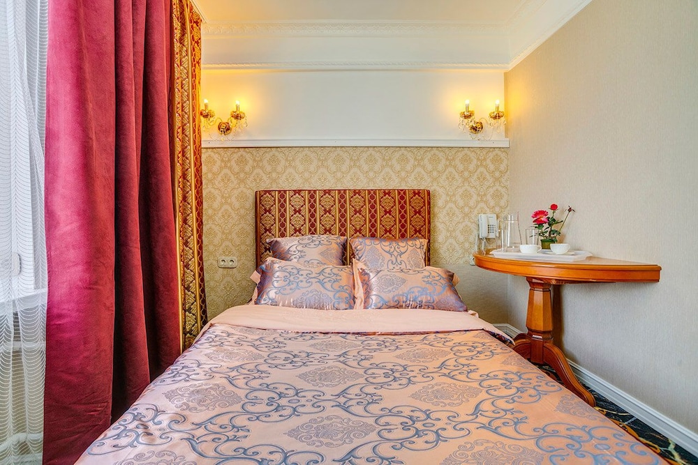 Golden Hotel