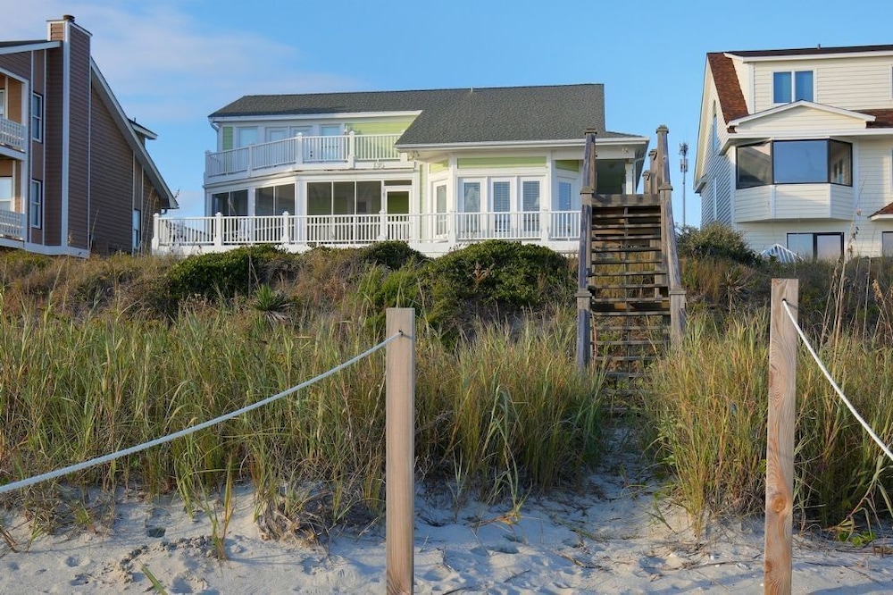 Sweet Dreams Private 4 Bedroom Home by RedAwning