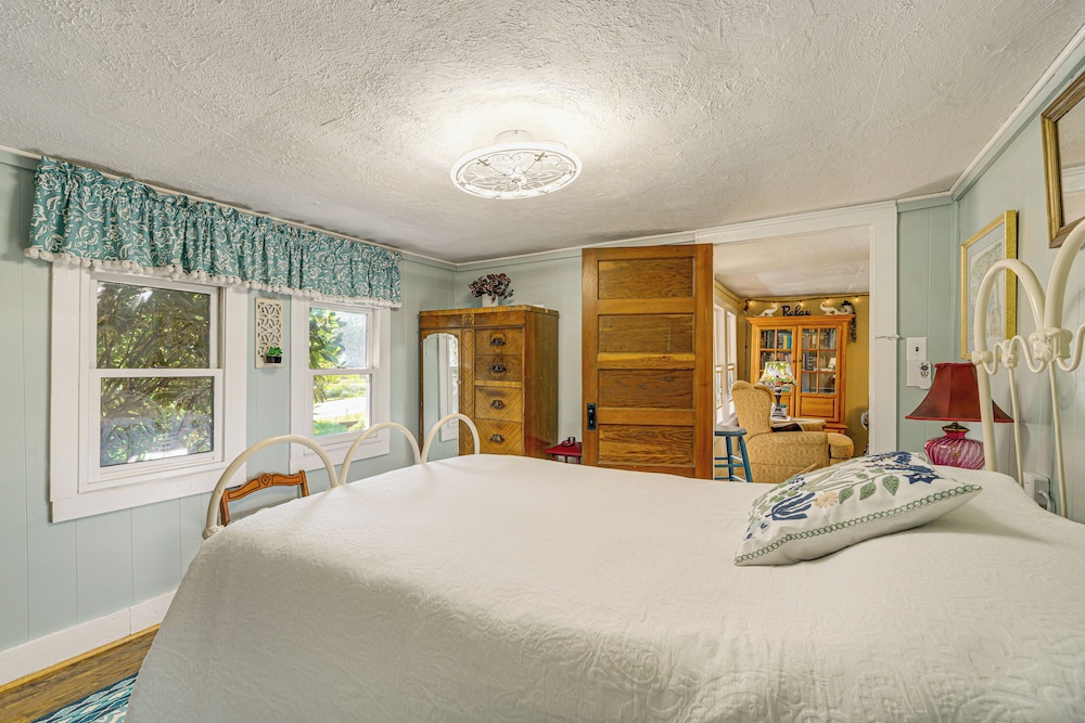 2 Mi to Hiking Trails: Cozy Fayetteville Cottage!