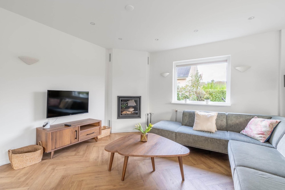 Modernly Furnished Holiday Home for 6 People