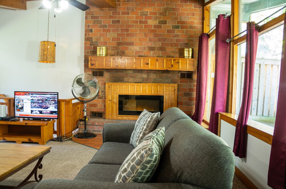 4 bedroom Blue Mountain Cottage with Private Beach Access, BBQ, Petfriendly