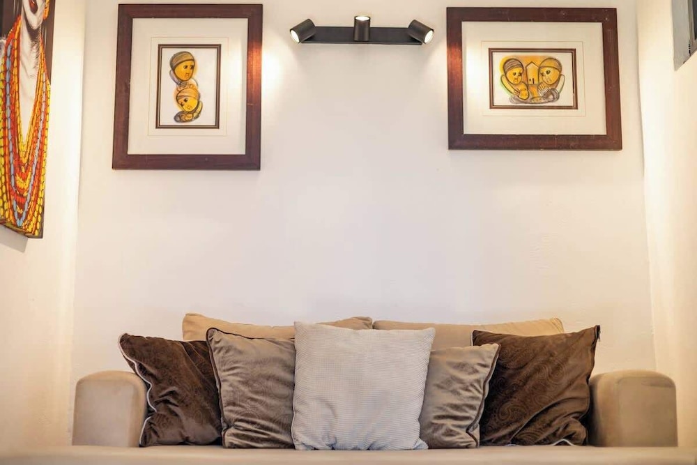Charming Garden Cottage, Campsbay, Cape Town