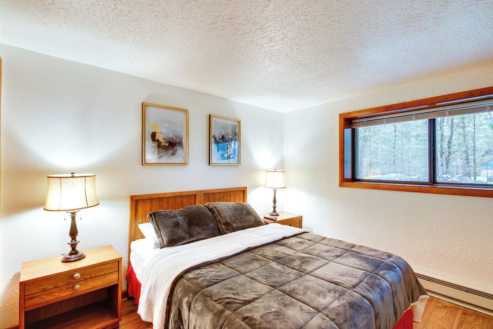 North Conway Condo < 3 Mi to Slopes & Echo Lake view 4