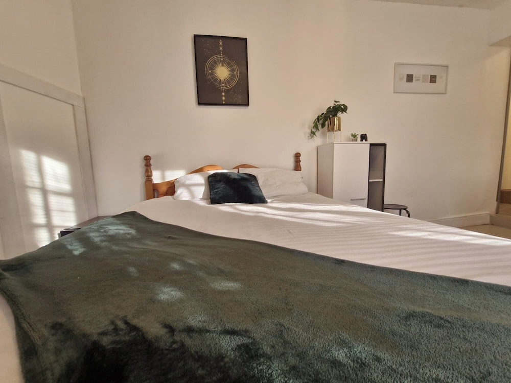 Beachside Retreat - Pets Ok - Free Parking