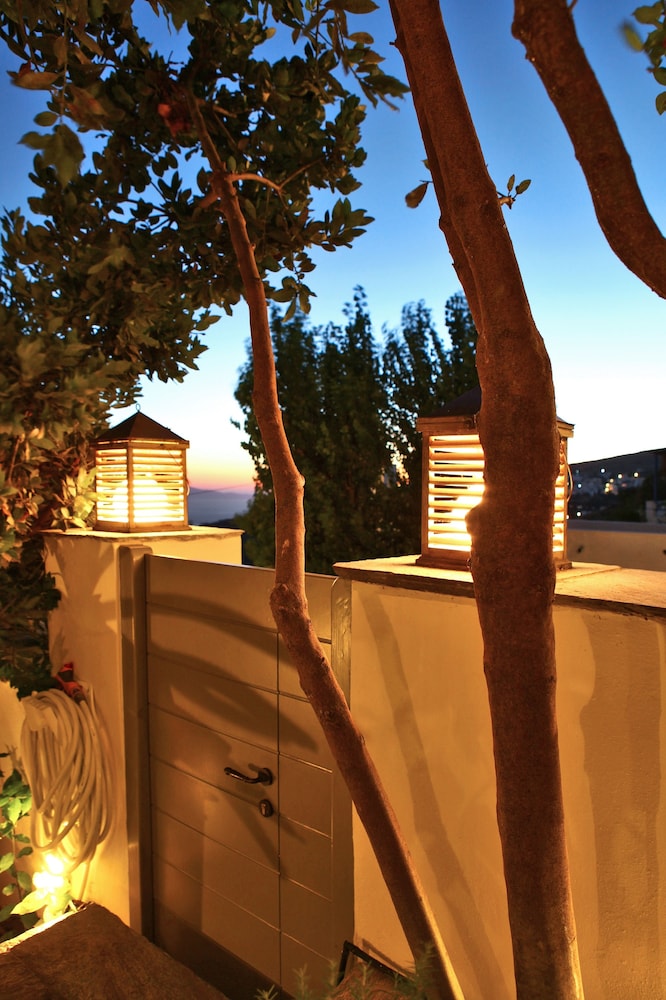 Tinos E Houses