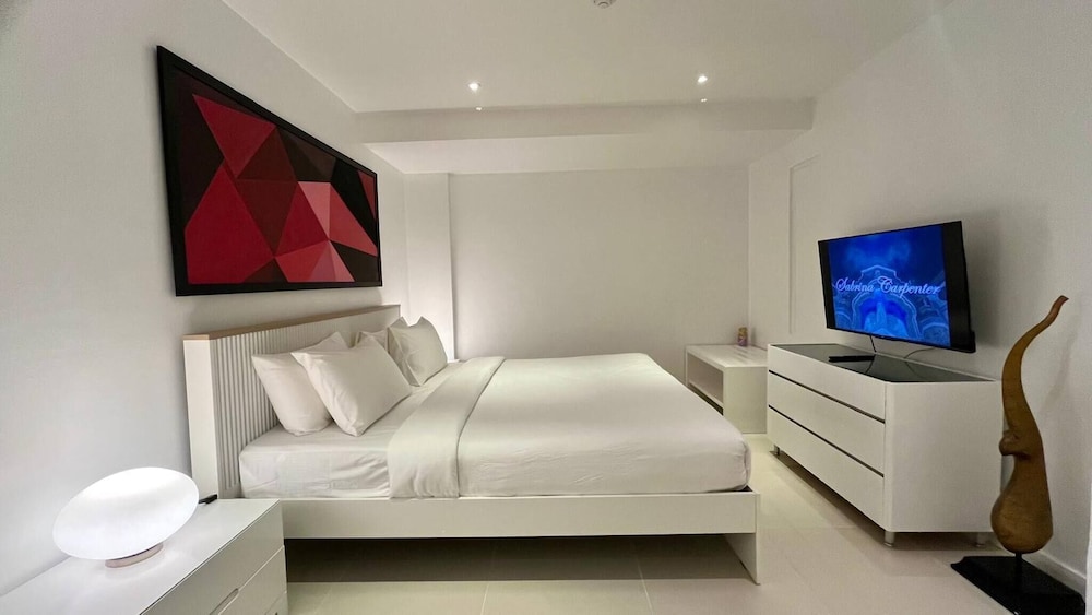 B12 - 2 Bedroom Condo With Pool Access, Karon Beach