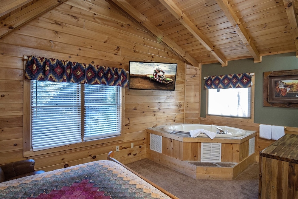Er257-mountain Charm Great Location-close To Town 3 Bedroom Cabin view 5
