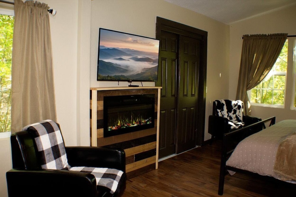 Scenic Solitude 3 Bedroom Cabin