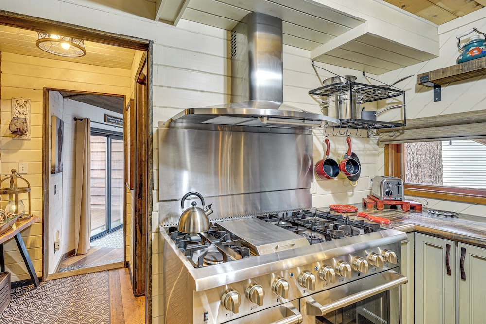 Hot Tub + Arcade Table: Spacious Retreat in Lead