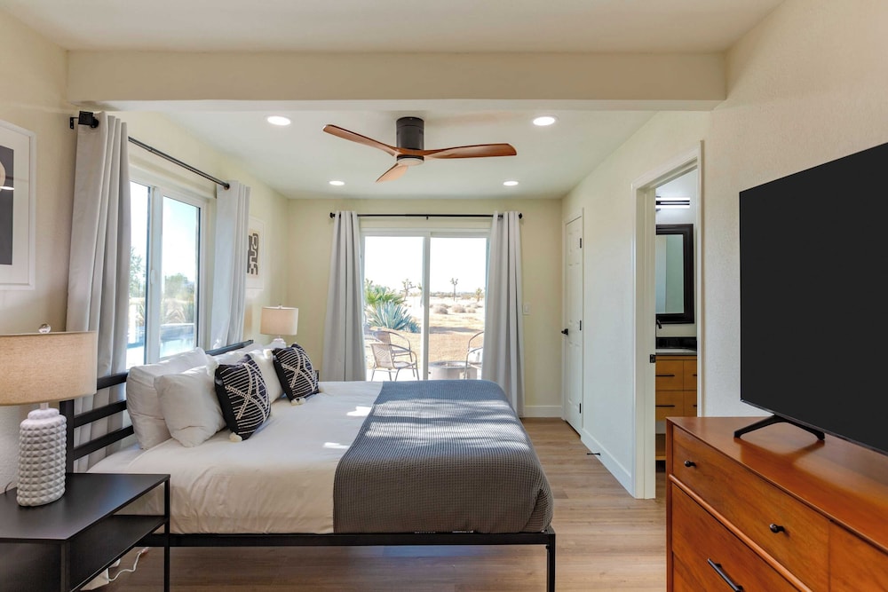 Sleeps 16 Two Beautiful Homes w/ Private Pool Sunset Grove