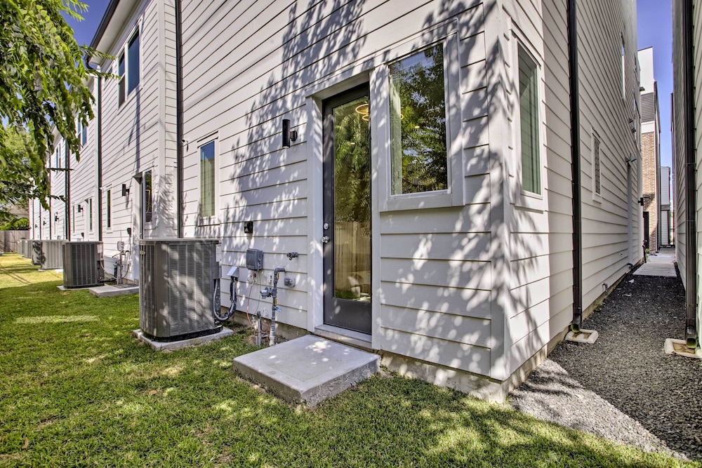 Newly-built Luxury Galleria Area Townhome! view 5