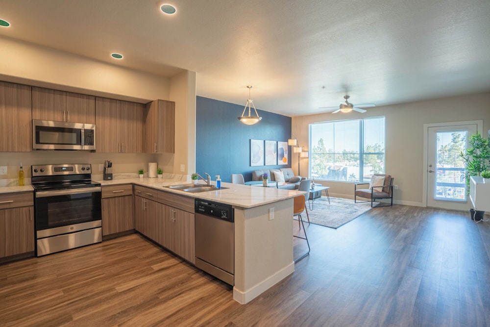ROVE LIVING/KL - V on Broadway