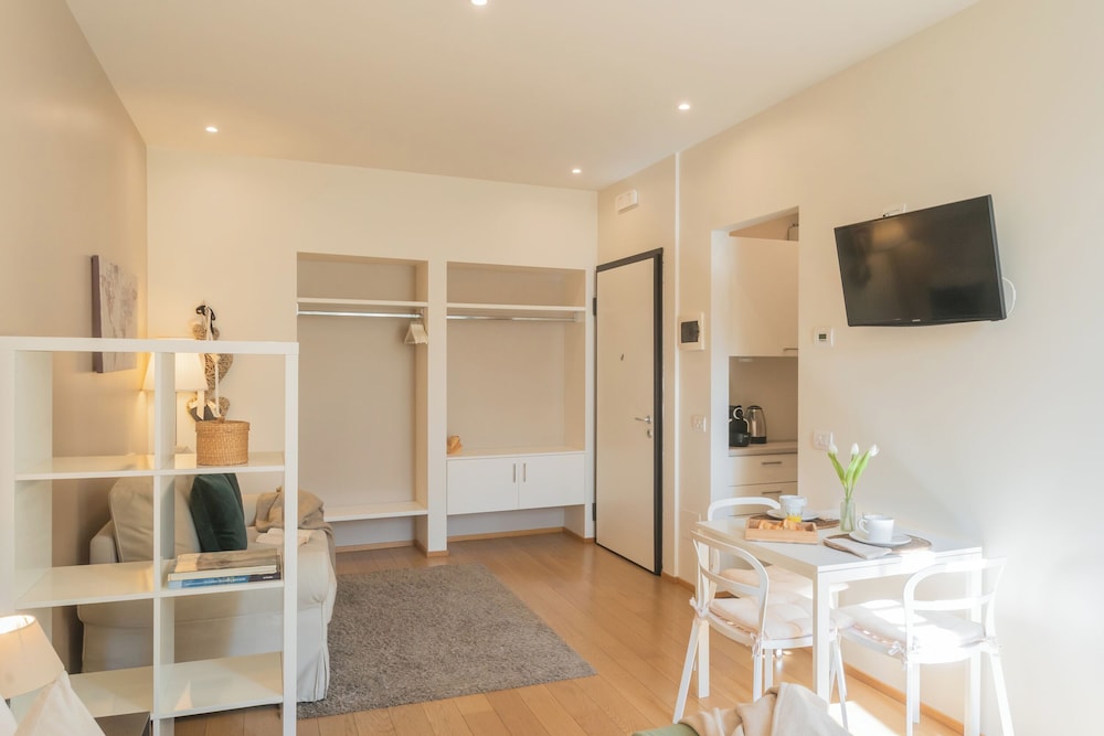 MT Studio by Rent All Como by Rent all Como