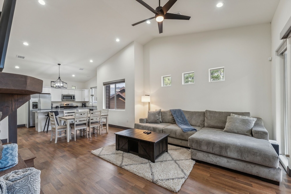 Scenic Golf Retreat With Modern Comforts & Fireplace 4 Bedroom Townhouse