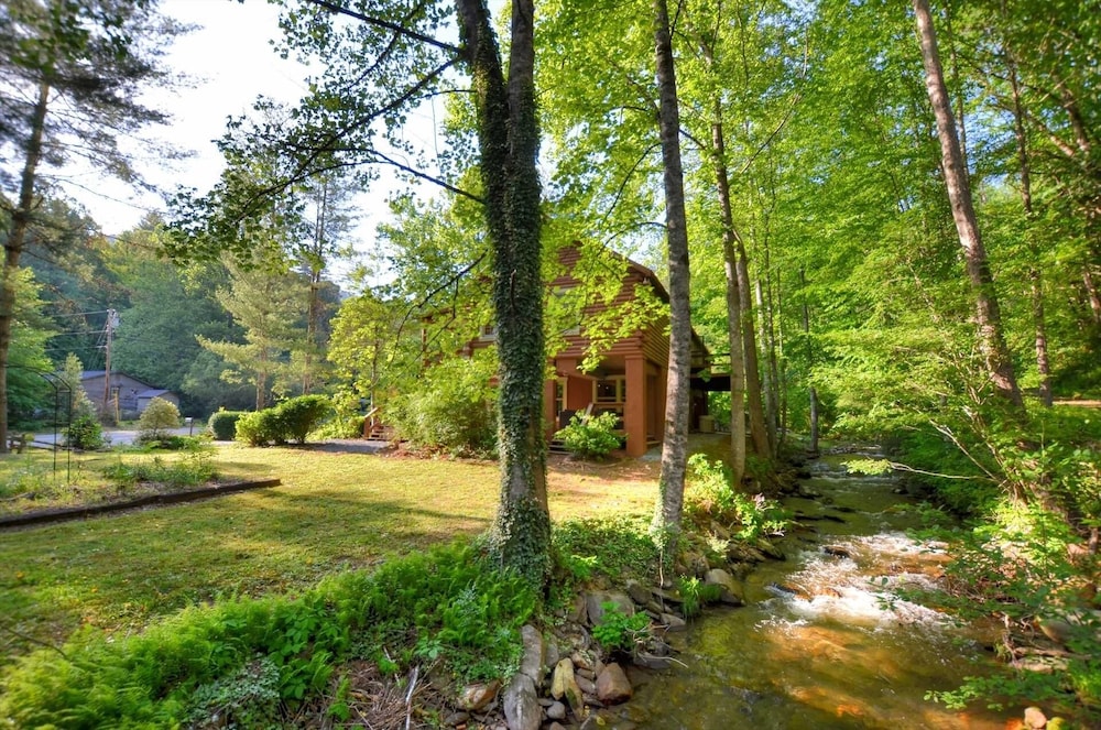 Rippling Waters Lodge 3 Bedroom Cabin by RedAwning view 3