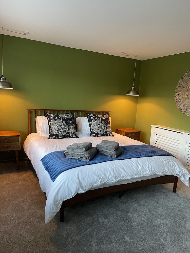 Outstanding 3 Bedroom Townhouse in Hertford view 3