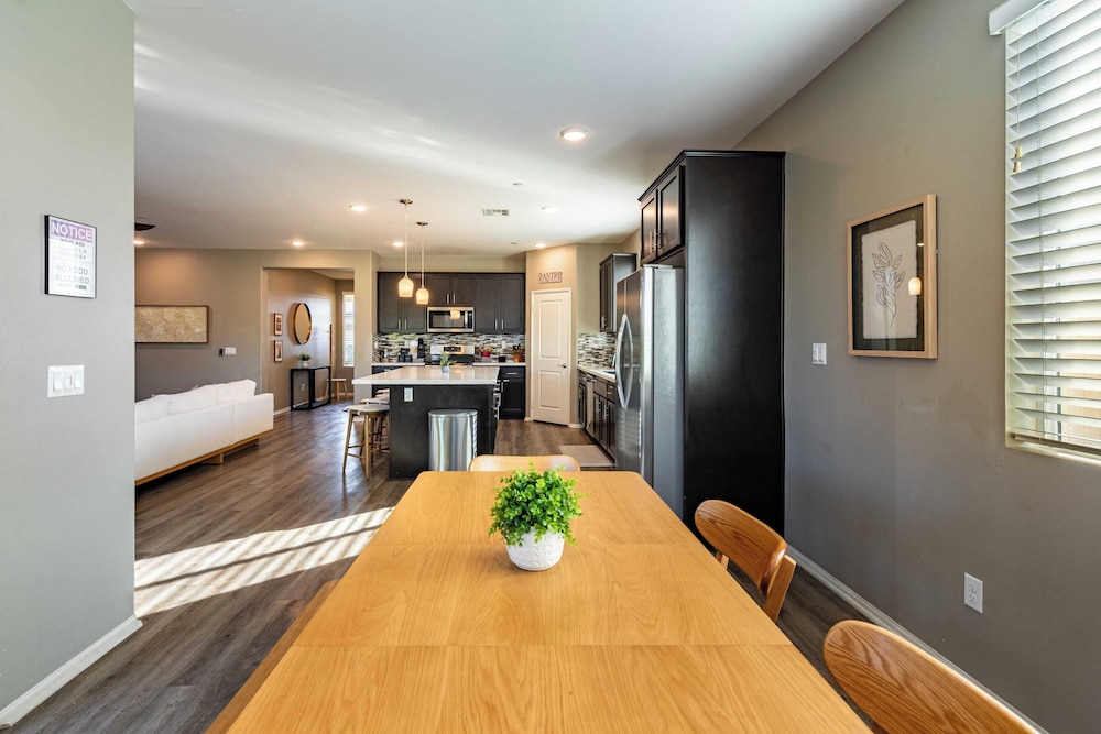Luxe Indio Stay w/ Pool, Tiki Bar & Fire Pit Near Coachella Longfellow