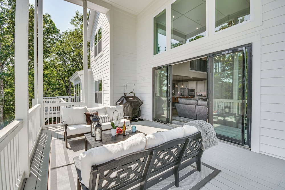 Luxe Black Mountain Manor on 15 Acres!