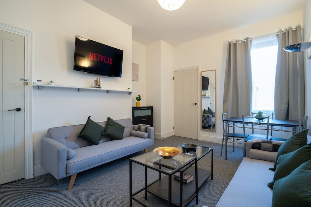 Cozy 3 Bed Apartment - Parking