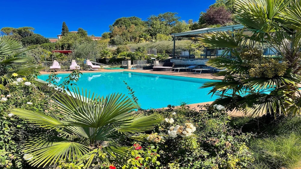 Very Pretty Spoleto Poolside, Jacuzzi, Gardens No01 view 2