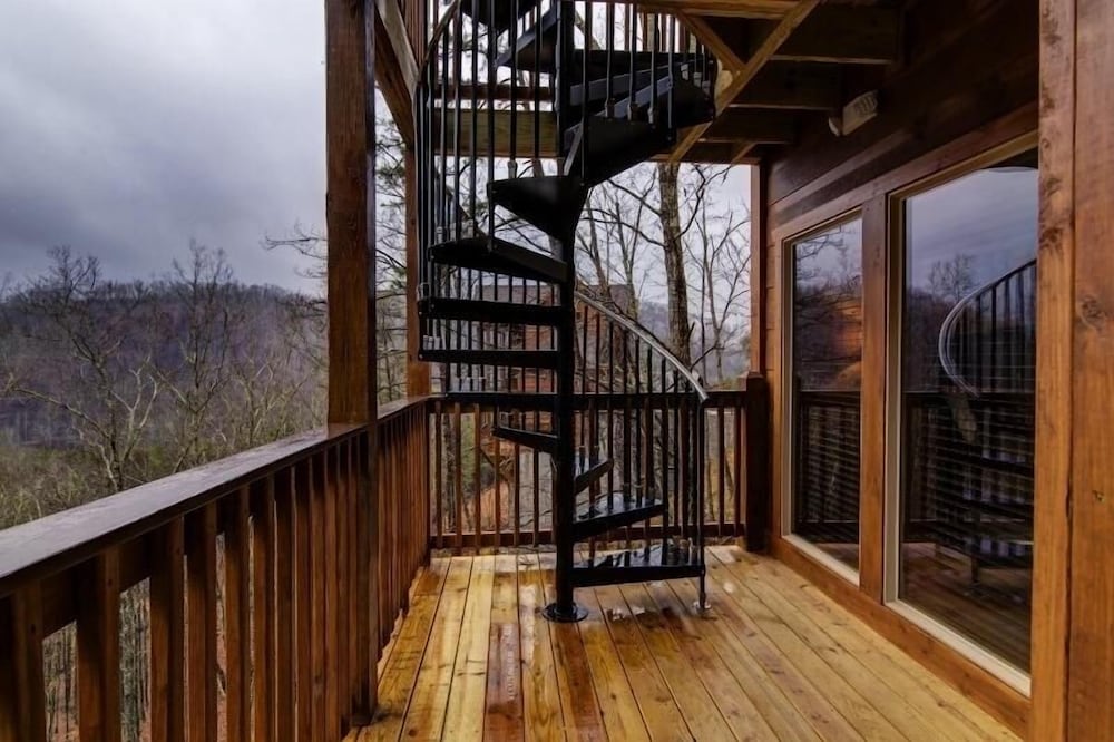 A Suitetastic View - 4 Bedrooms, 4 Baths, Sleeps 12 Home by RedAwning