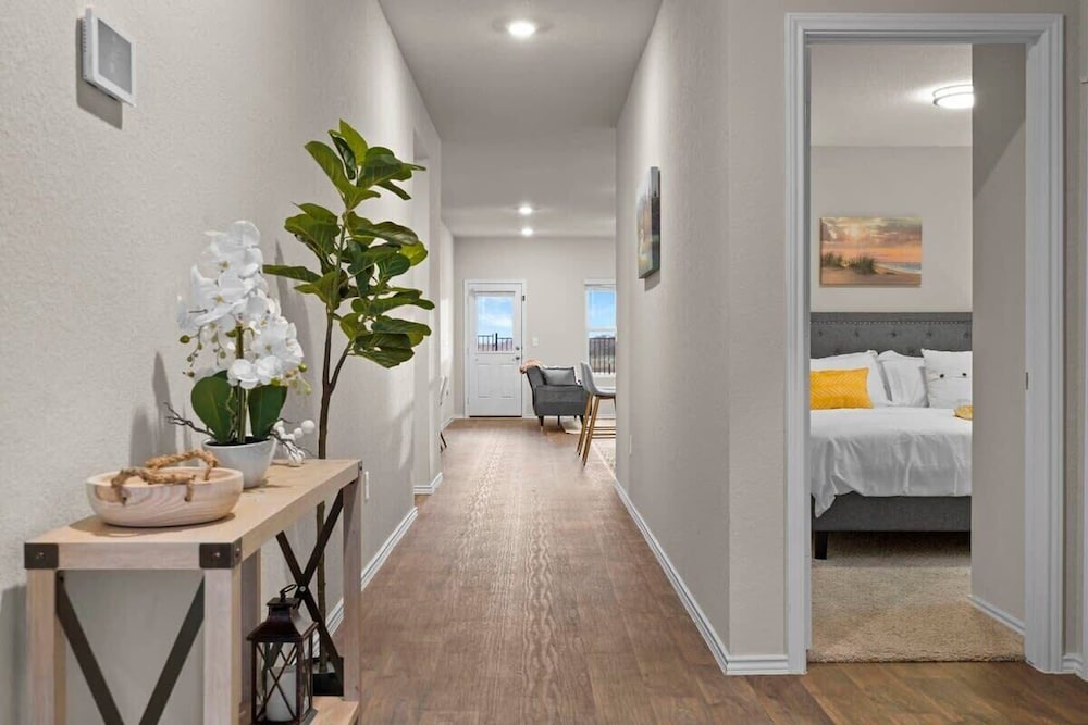 @ Marbella Lane - Amazing 4BR Lakeview Home