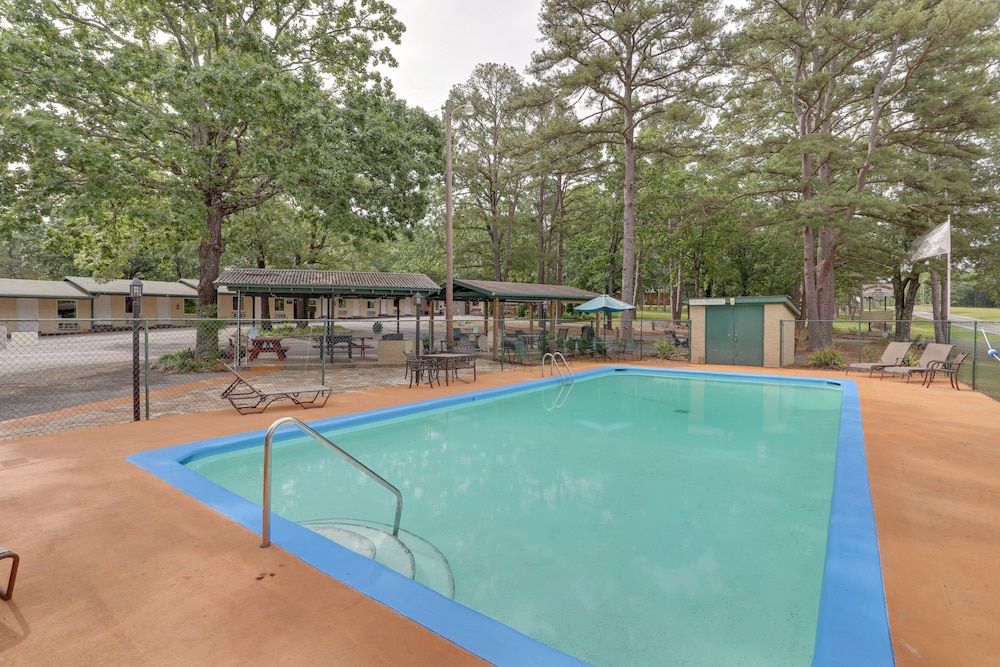 Greers Ferry Lake Escape: Cabin w/ Pool Access