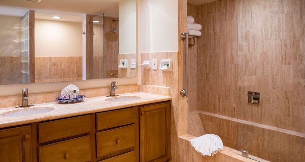 Deluxe Condo at Villa Del Palmar