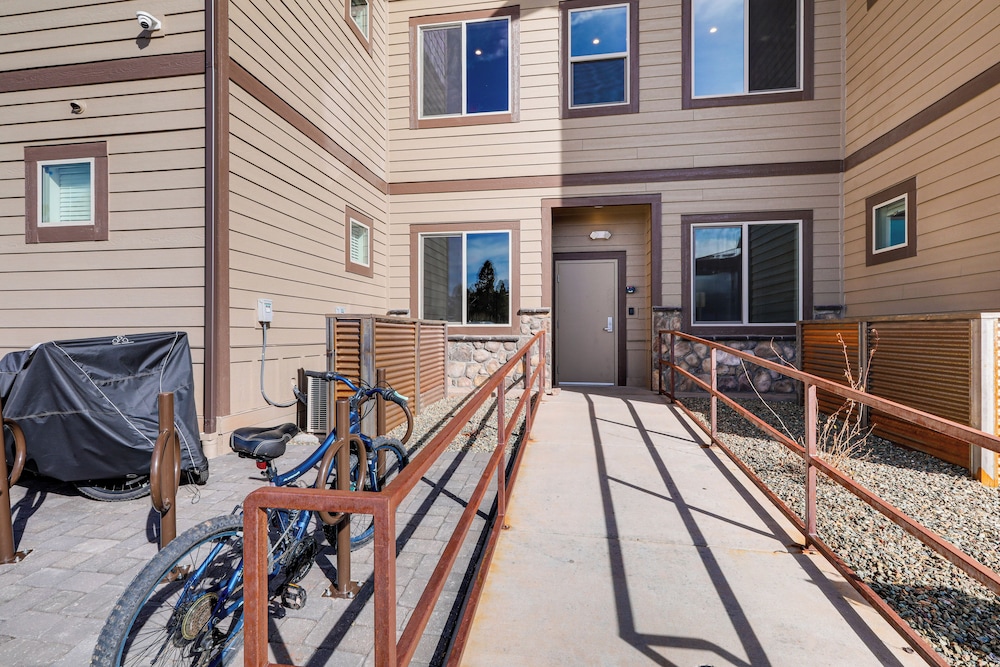 1 Mi to Dtwn Flagstaff: Condo w/ 2 Balconies!