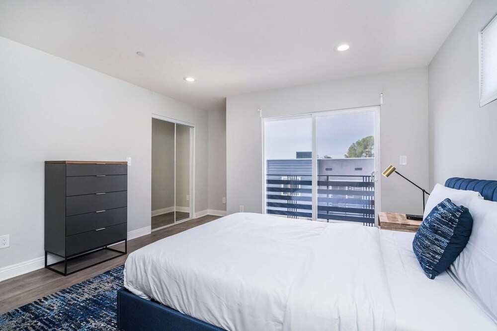 Brand NEW Luxury Modern 3bdr Townhome In Silver Lake — Los Angeles photo 2
