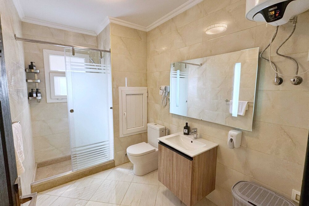 Calm & Classy 2BR - 5 min to Airport