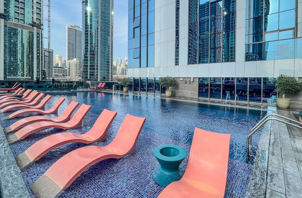 Elite LUX Holiday Homes - Stunning Lake View 1bhk Retreat in JLT Dubai
