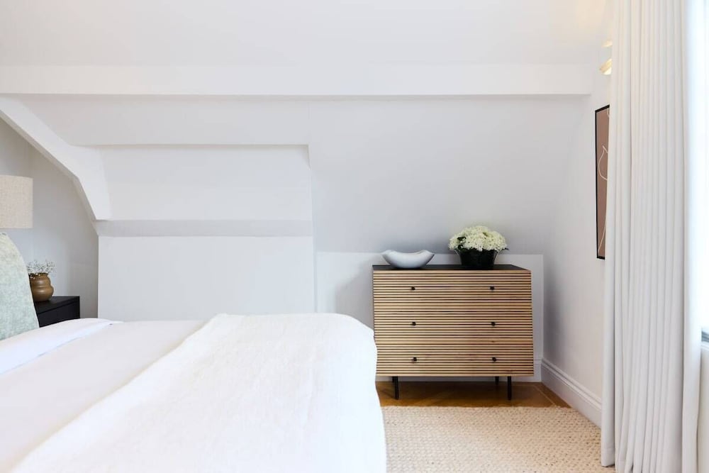 The Charm of Chelsea - Modern 4bdr With Shared Courtyard