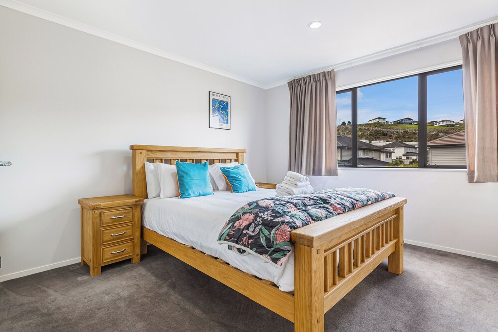 Comfy 4BR Home w/ Mt. Wellington View Zodiak Stays