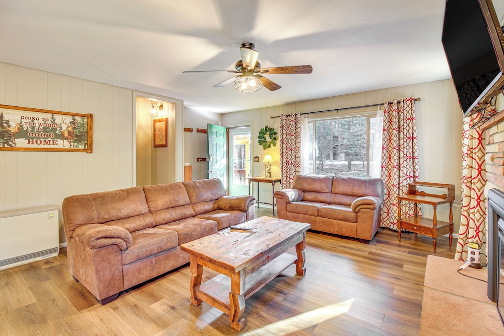 Secluded Cabin w/ Furnished Deck in Scenic Pinetop