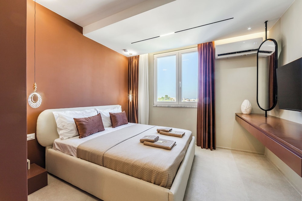 Marina Jacuzzi Suites 2 by  PS