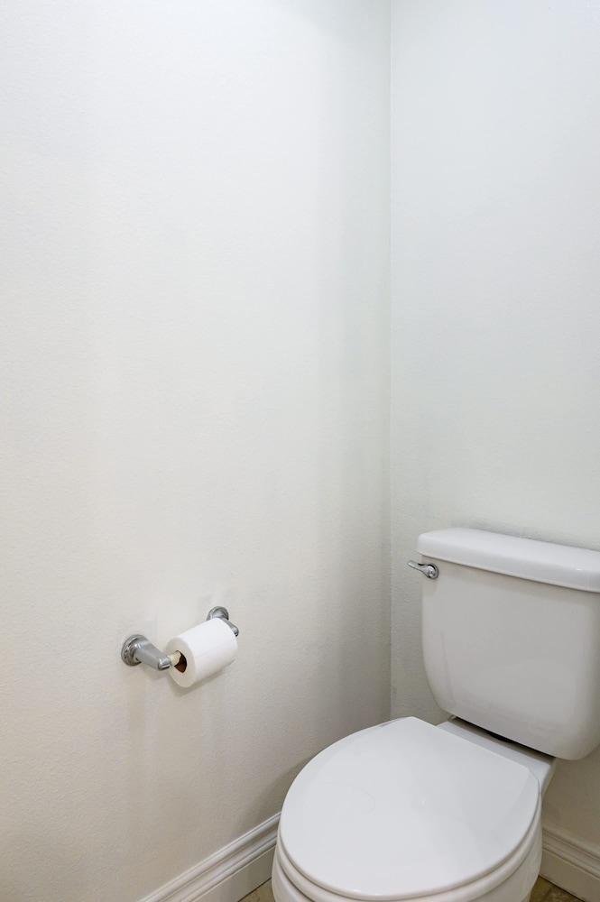 Private Entry Cozy Suite w Patio Bath Kitchenette
