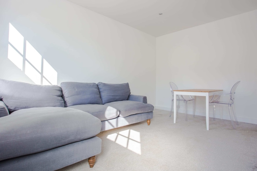 Modern & Spacious 2 Bedroom Flat Near Clapham Common