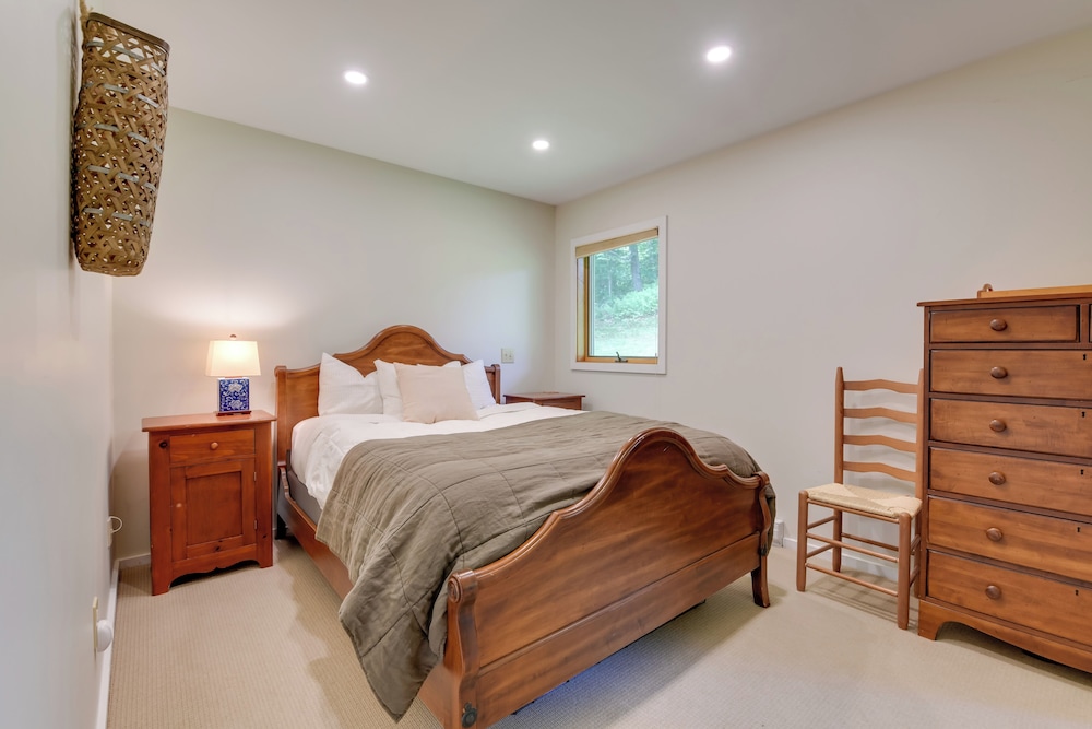 Ski-in/ski-out Sugarbush Retreat w/ Indoor Hot Tub