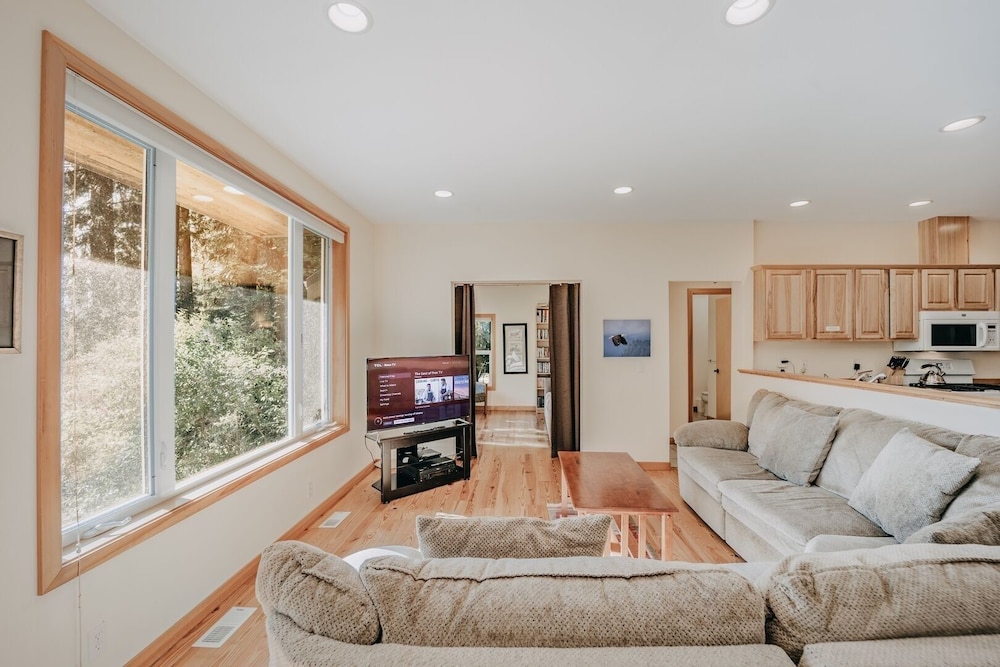 70mbr- Hot Tub - Bbq - Wi-fi - Pets Ok - Sleeps 8 3 Bedroom Home by RedAwning