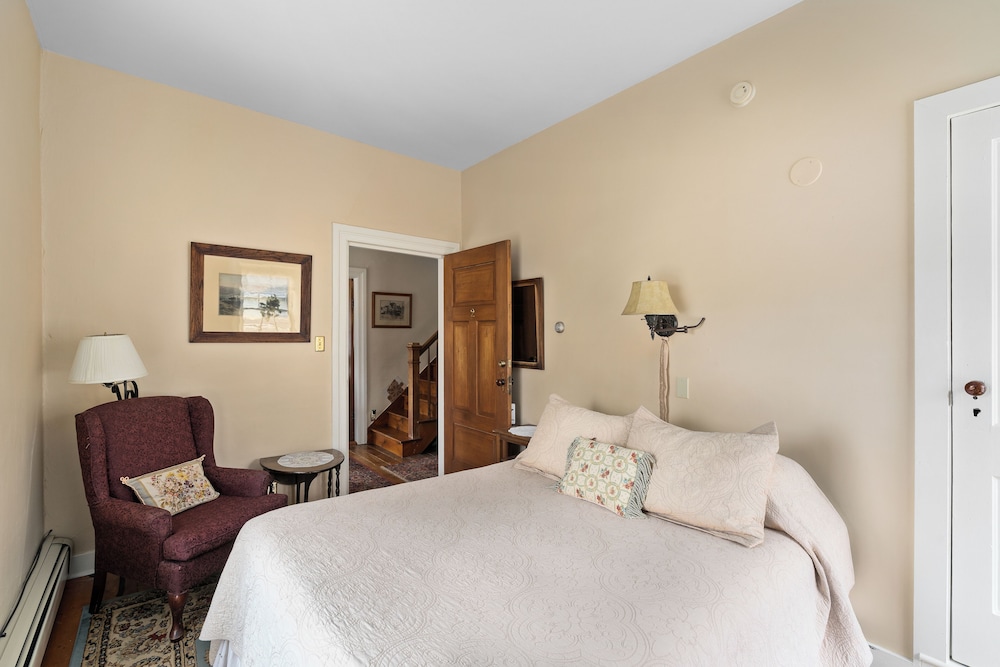 The Stagecoach Inn Bed & Breakfast and Five20 Social Stop
