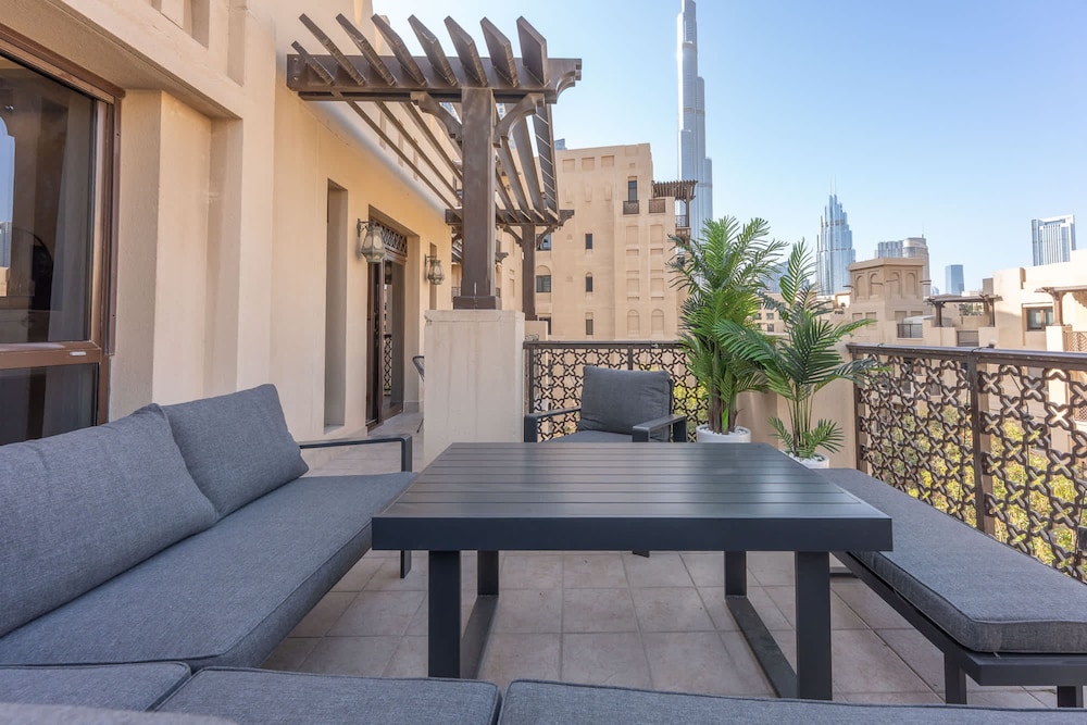 Luxury 2BR Apartment With Full Burj Khalifa View 2-min Walk to Dubai Mall
