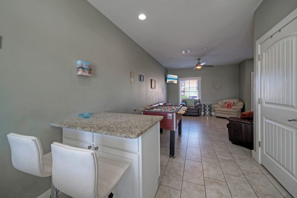 Ridley Retreat Community Pool Mins to the Beach Corpus Christi Port A