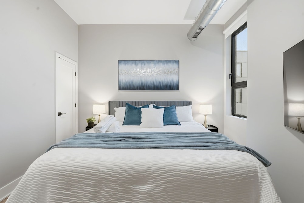 Comfy Condo - Gym Free Parking Modern Amenities