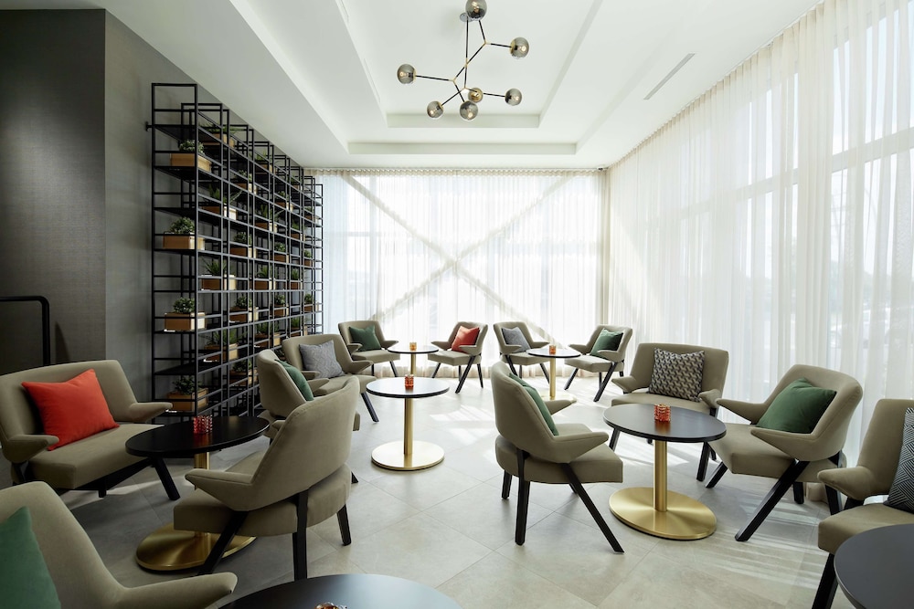 DoubleTree by Hilton Montreal Airport - Property Image 21