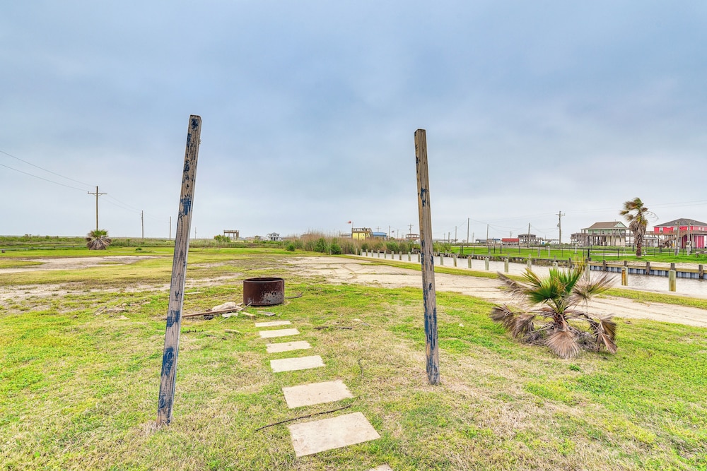 Canal-front Coastal Getaway in Gilchrist w/ Deck